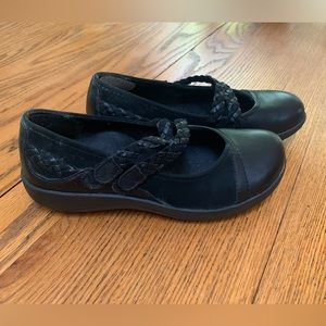 Aetrex women’s comfort shoes. Size 6.5, Black